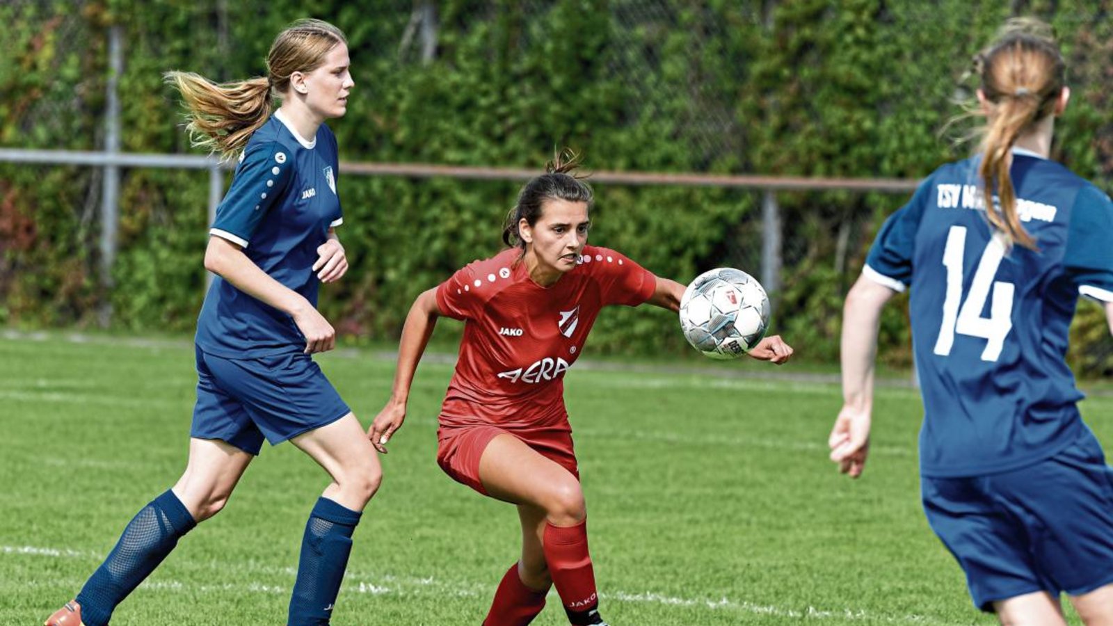 Romy Bahmer kommt zwischen zwei Münchingerinnen an den Ball, doch für den SV Horrheim gibt es diesmal nichts zu holen. Foto: Leitner Romy Bahmer kommt zwischen zwei Münchingerinnen an den Ball, doch für den SV Horrheim gibt es diesmal nichts zu holen. Foto: Leitner