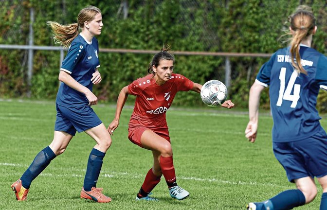 Romy Bahmer kommt zwischen zwei Münchingerinnen an den Ball, doch für den SV Horrheim gibt es diesmal nichts zu holen. Foto: Leitner