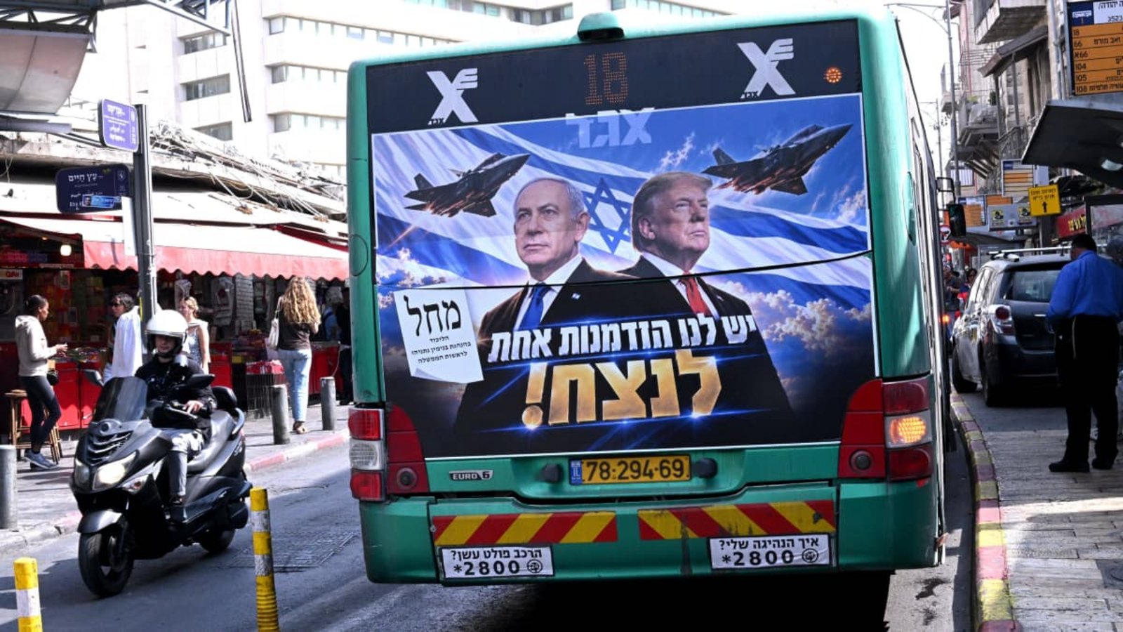 Trump und Netanjahu posierten vor der Israel-Wahl gemeinsam auf einem Plakat mit Kampfjets.IMAGO/DEBBIE HILL Trump und Netanjahu posierten vor der Israel-Wahl gemeinsam auf einem Plakat mit Kampfjets.IMAGO/DEBBIE HILL