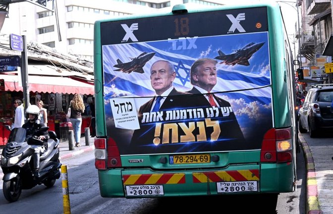 Trump und Netanjahu posierten vor der Israel-Wahl gemeinsam auf einem Plakat mit Kampfjets.<span class='image-autor'>IMAGO/DEBBIE HILL</span>