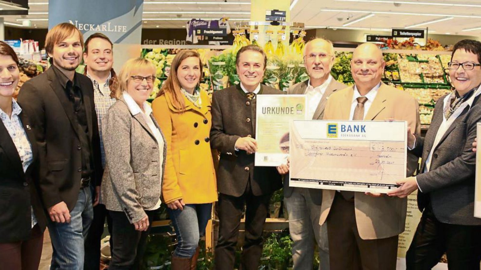 Die Familie Fessler nimmt das Preisgeld entgegen. Rechts Michael Hoffmann vom Sachsenheimer Edeka, Michaela Mayer, Geschäftsbereichsleiterin Nachhaltigkeit bei Edeka Südwest, der Sersheimer Bürgermeister Jürgen Scholz, Wolfgang Fessler und Claus-Peter Hutter. Foto: Bögel Die Familie Fessler nimmt das Preisgeld entgegen. Rechts Michael Hoffmann vom Sachsenheimer Edeka, Michaela Mayer, Geschäftsbereichsleiterin Nachhaltigkeit bei Edeka Südwest, der Sersheimer Bürgermeister Jürgen Scholz, Wolfgang Fessler und Claus-Peter Hutter. Foto: Bögel