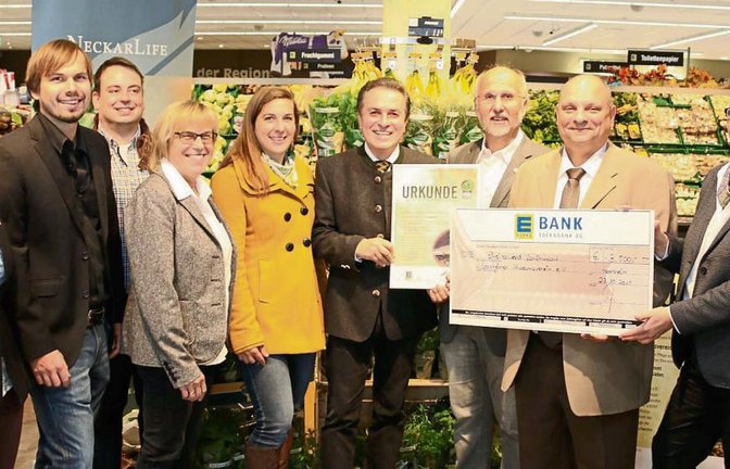 Die Familie Fessler nimmt das Preisgeld entgegen. Rechts Michael Hoffmann vom Sachsenheimer Edeka, Michaela Mayer, Geschäftsbereichsleiterin Nachhaltigkeit bei Edeka Südwest, der Sersheimer Bürgermeister Jürgen Scholz, Wolfgang Fessler und Claus-Peter Hutter. Foto: Bögel