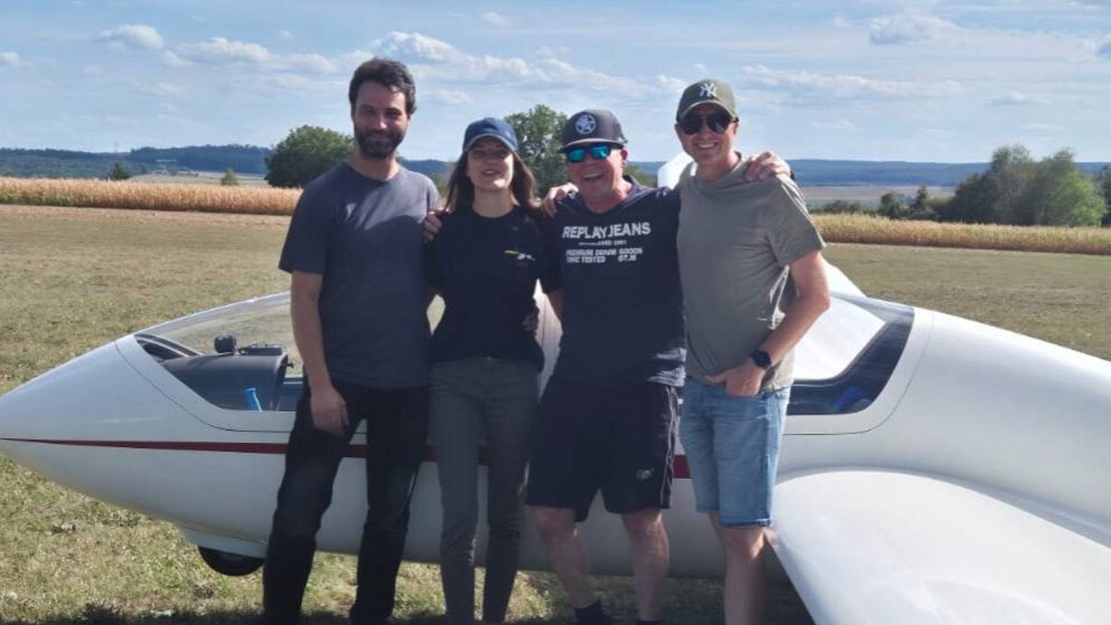 Nach drei Flügen mit einem Prüfer hat Lea Herget, zweite Vorsitzende des Flugsportvereins Vaihingen, ihre Segelfluglizenz in der Tasche. Fluglehrer und Vereinsmitglieder gratulieren. Foto: p Nach drei Flügen mit einem Prüfer hat Lea Herget, zweite Vorsitzende des Flugsportvereins Vaihingen, ihre Segelfluglizenz in der Tasche. Fluglehrer und Vereinsmitglieder gratulieren. Foto: p
