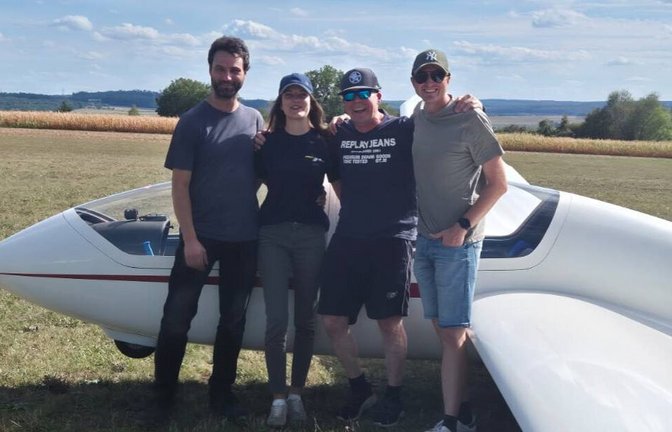 Nach drei Flügen mit einem Prüfer hat Lea Herget, zweite Vorsitzende des Flugsportvereins Vaihingen, ihre Segelfluglizenz in der Tasche. Fluglehrer und Vereinsmitglieder gratulieren.  <span class='image-autor'>Foto: p</span>