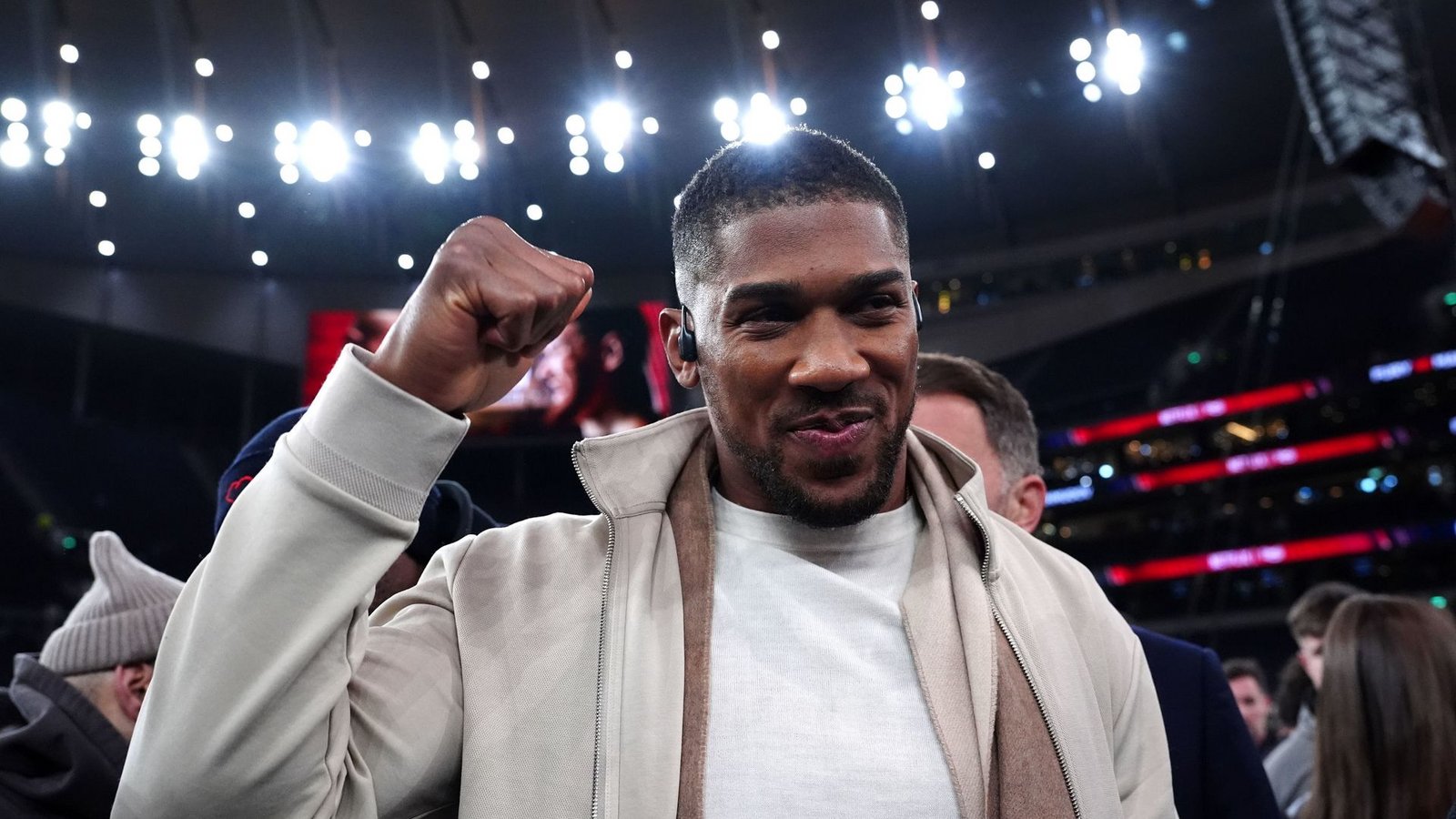 Der Boxer Anthony Joshua beim Kampf zwischen Tyson Fury und Arslanbek Machmudow.Foto: Bradley Collyer/PA/AP/dpa