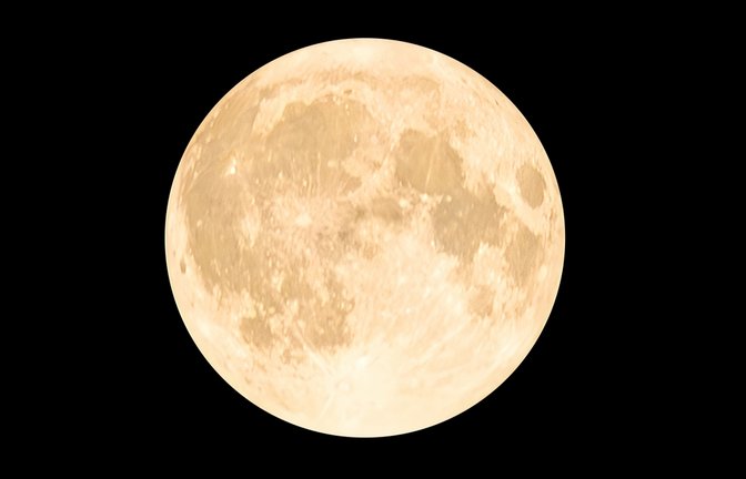 Der Supermond lässt den Vollmond besonders groß & hell erstrahlen. Erfahren Sie, wann es wieder so weit ist und was hinter diesem Phänomen steckt.<span class='image-autor'>Foto: Beautiful landscape / Shutterstock.com</span>
