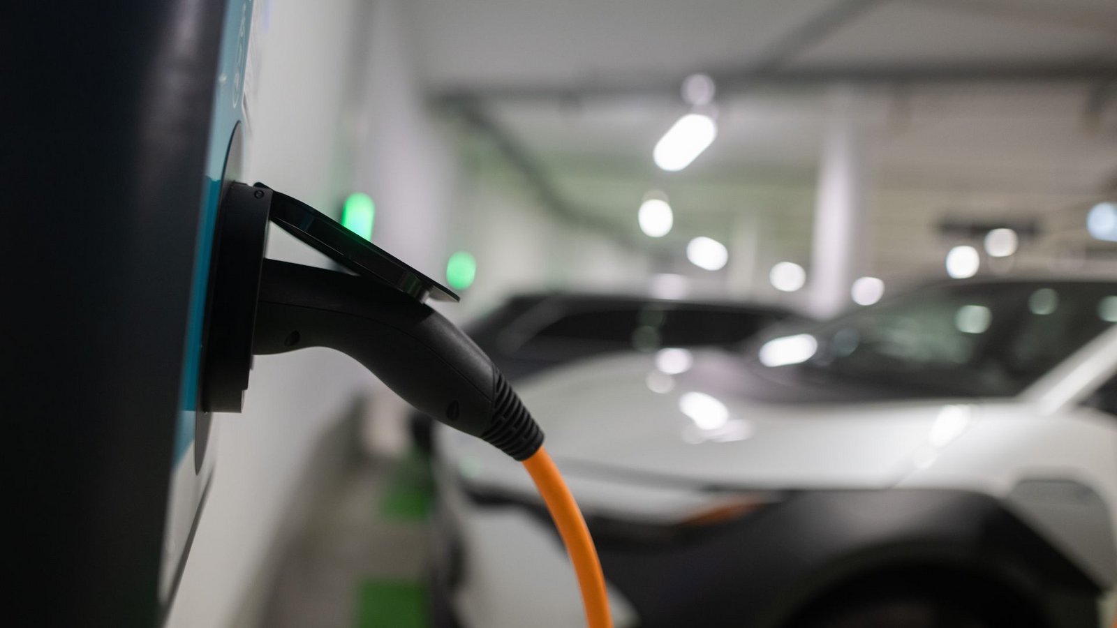 Die Bundesregierung bringt ein neues Förderprogramm für das Laden von E-Autos in Mehrfamilienhäusern an den StartFoto: Sebastian Gollnow/dpa