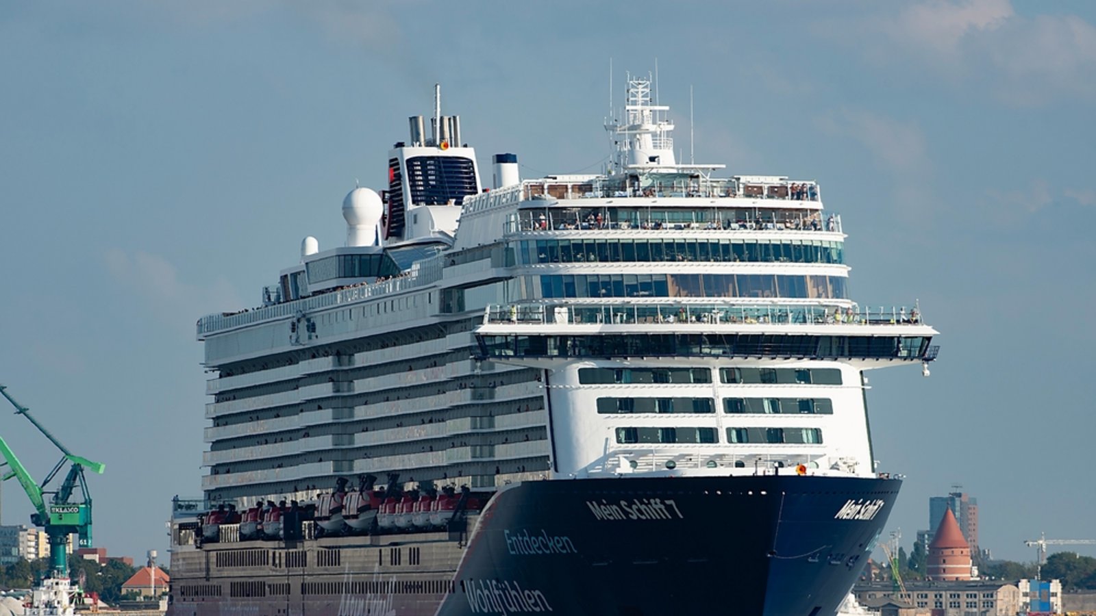 Die "Mein Schiff 5" der Reederei TUI Cruises steckt im Persischen Golf fest und ihre letzte Positionsmeldung liegt Wochen zurück. Das sagt TUI-Cruise zur aktuellen Lage des Schiffs.Foto: Vytautas Kielaitis / Shutterstock.com