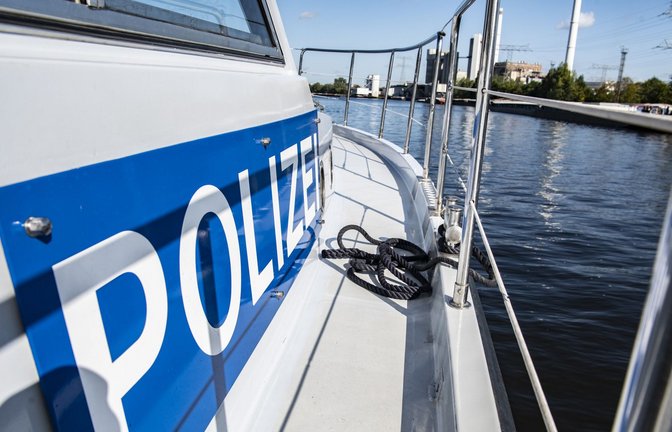 Beamte der Wasserschutzpolizei entdeckten die Leiche. (Symbolbild)<span class='image-autor'>Foto: dpa</span>