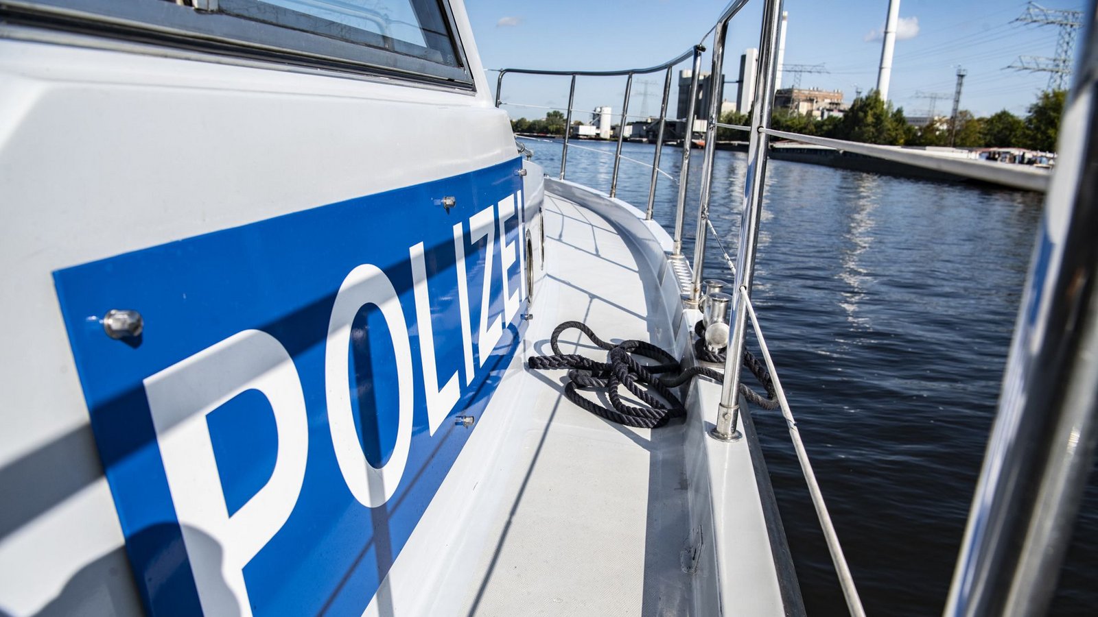 Beamte der Wasserschutzpolizei entdeckten die Leiche. (Symbolbild)Foto: dpa Beamte der Wasserschutzpolizei entdeckten die Leiche. (Symbolbild)Foto: dpa