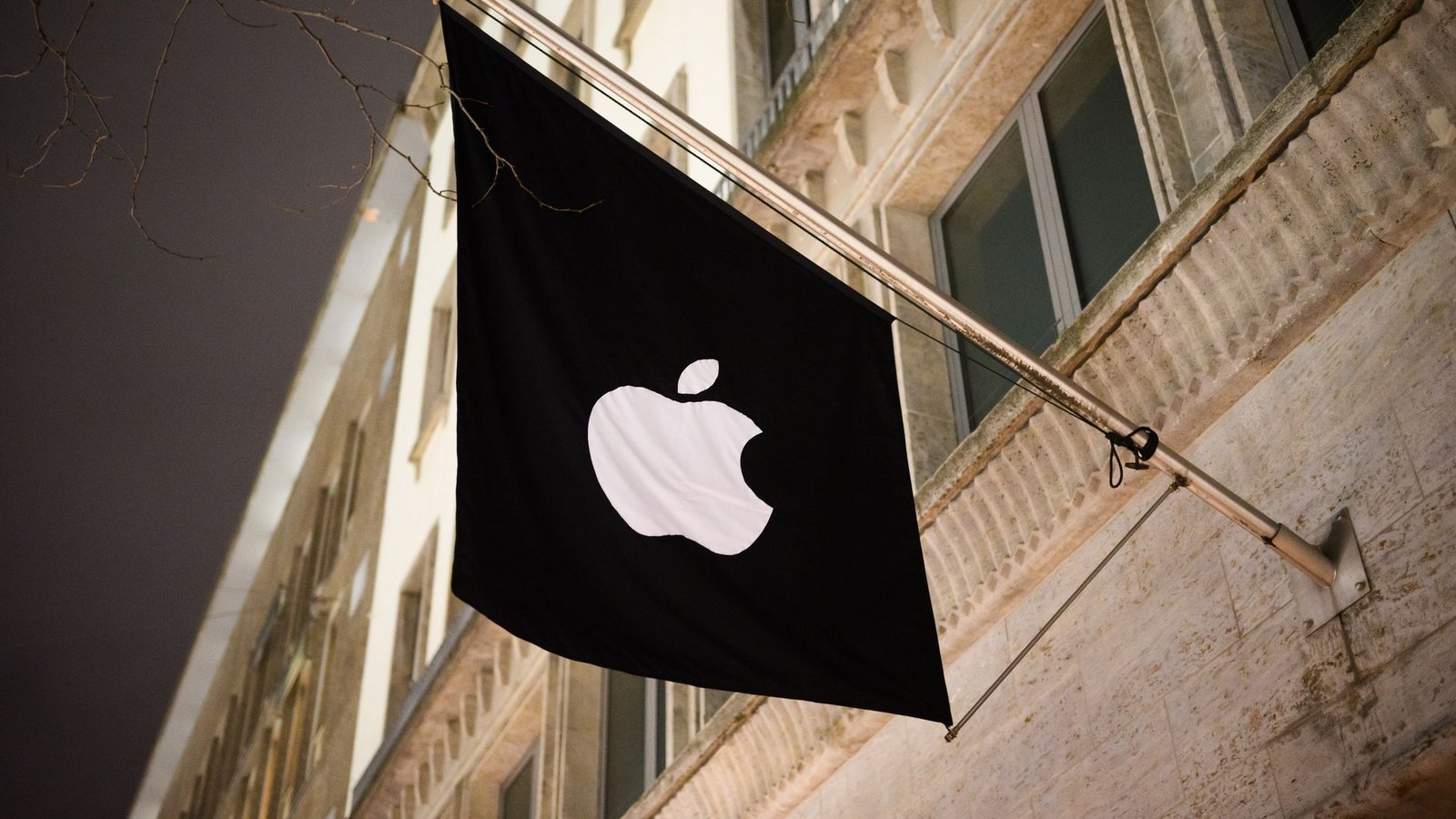 Nach einer Entscheidung der EU-Kommission verändert Apple das Vorgehen bei Abo-Abschlüssen außerhalb des App Stores in Europa.Foto: Julian Stratenschulte/dpa