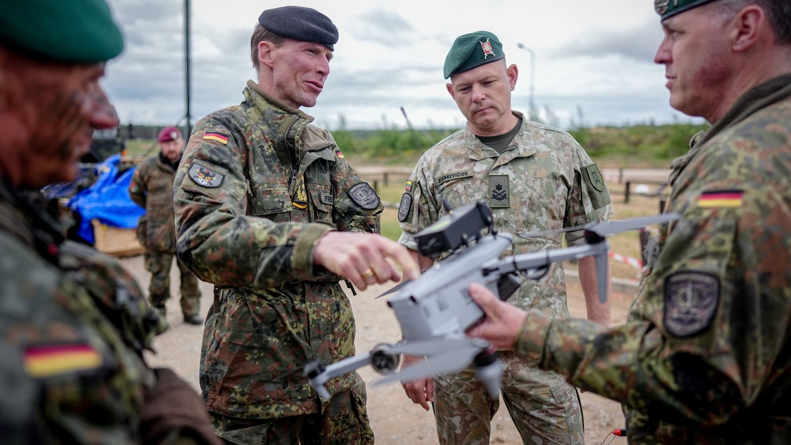 Generalleutnant Christian Freuding in LitauenFoto: Kay Nietfeld/dpa