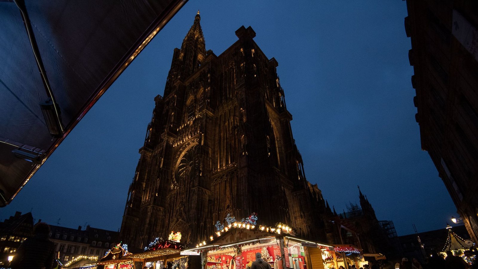 In Straßburg verzichtete man auf den ursprünglich geplanten Zwillingsturm. Dafür kam man schon 1439 auf 142 Meter. Bis 1647 soll allerdings St. Marien in Stralsund noch neun Meter höher gewesen sein. Dann fiel der dortige Turm einem Blitzschlag zum Opfer.Foto: dpa/Marijan Murat