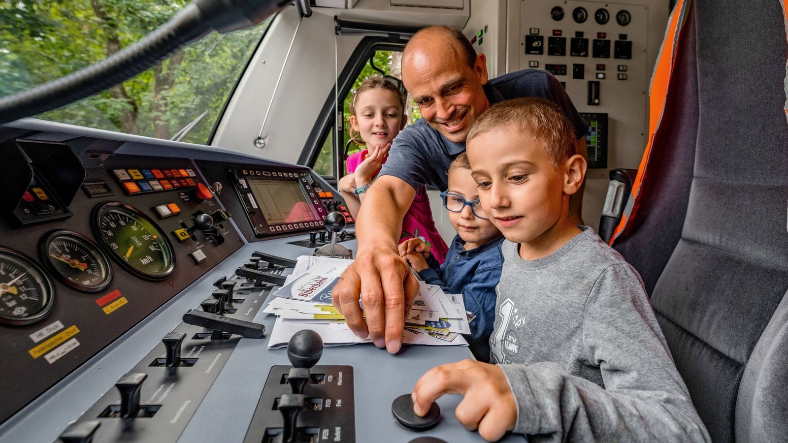 Der ehrenamtliche Betriebsleiter Frank von Meißner zeigt bei einem Kinderevent einigen Jung-Lokführern den Triebwagen-Führerstand.Foto: Ingo Rack Der ehrenamtliche Betriebsleiter Frank von Meißner zeigt bei einem Kinderevent einigen Jung-Lokführern den Triebwagen-Führerstand.Foto: Ingo Rack