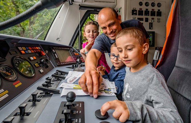 Der ehrenamtliche Betriebsleiter Frank von Meißner zeigt bei einem Kinderevent einigen Jung-Lokführern den Triebwagen-Führerstand.<span class='image-autor'>Foto: Ingo Rack</span>