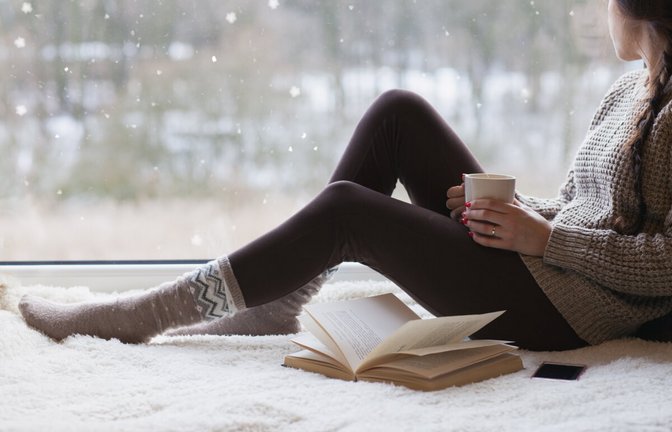 Erfahren Sie, was ein Winterblues ist und wie sie diesen überwinden können. Mit 10 effektiven Tipps gegen Müdigkeit, Antriebslosigkeit und das Stimmungstief in der dunklen Jahreszeit.<span class='image-autor'>Foto: NinaMalyna / Shutterstock.de</span>