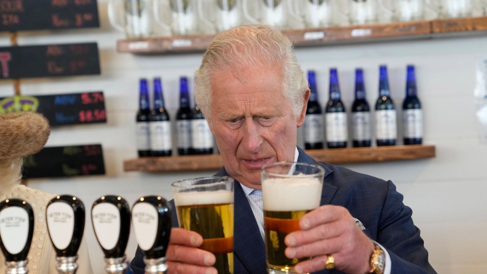Mit Kennerblick: Prinz Charles vergleicht unterschiedlich gut gezapfte Biere in St. John's in Kanada.Foto: Paul Chiasson/The Canadian Press via AP/dpa