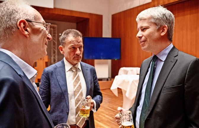 Steffen Bilger (CDU; re.), Vize-Vorsitzender der CDU/CSU-Fraktion,  mit Herbert Dachs, dem Vorsitzenden der MHS-Geschäftsführung (li.) und StN-Chefredakteur Christoph Reisinger<span class='image-autor'>Foto: /Marco Urban</span>