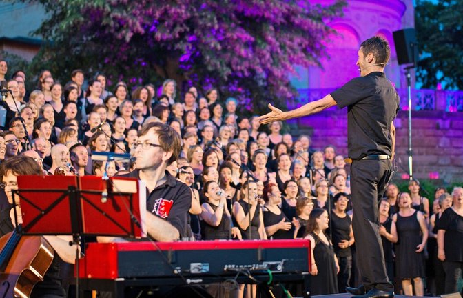 Der Chor Gospel im Osten bei einem Konzert im Park der Villa Berg<span class='image-autor'>Foto: Archiv/Ludmilla Parsyak</span>