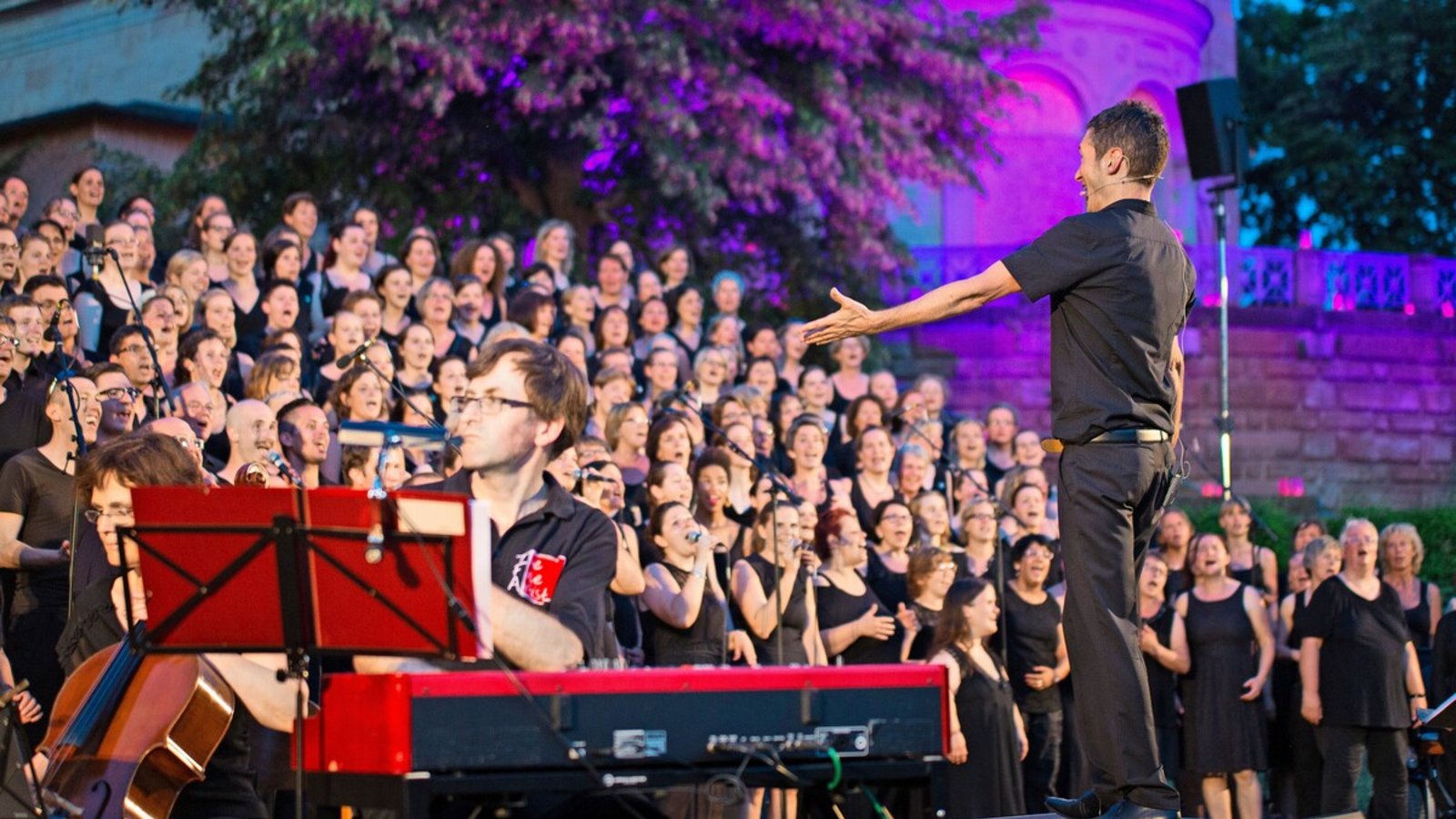 Der Chor Gospel im Osten bei einem Konzert im Park der Villa BergFoto: Archiv/Ludmilla Parsyak