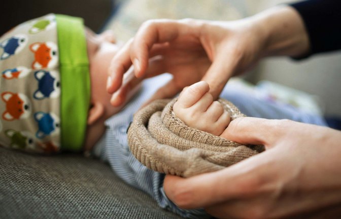 Bis zu drei Jahren Elternzeit gibt es – allerdings muss die beim Arbeitgeber beantragt werden.<span class='image-autor'>Foto: imago//Thomas Trutschel</span>