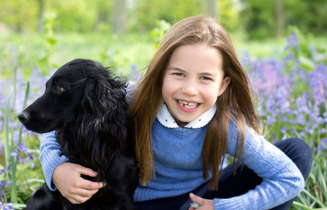 Die britische Prinzessin Charlotte feierte   ihren siebten Geburtstag zusammen mit dem Familienhund.<span class='image-autor'>Foto: Duchess Of Cambridge/Duke and Duchess of Cambridge/dpa</span>