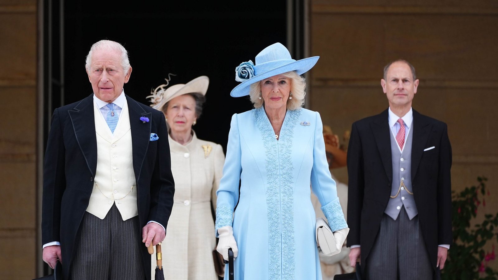 Der britische König Charles III. (l-r), die Königliche Prinzessin, Königin Camilla und der Herzog von Edinburgh stehen vor dem Beginn der jährlichen Gartenparty im Buckingham Palace an der Spitze der Gartentreppe.Foto: picture alliance/dpa/PA Wire | Aaron Chown