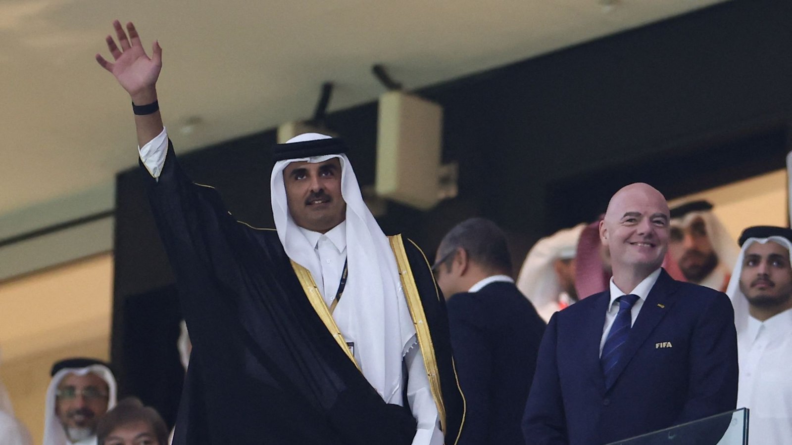Der Emir von Katar, Tamim bin Hamad Al Thani, mit Gianni InfantinoFoto: AFP/KARIM JAAFAR