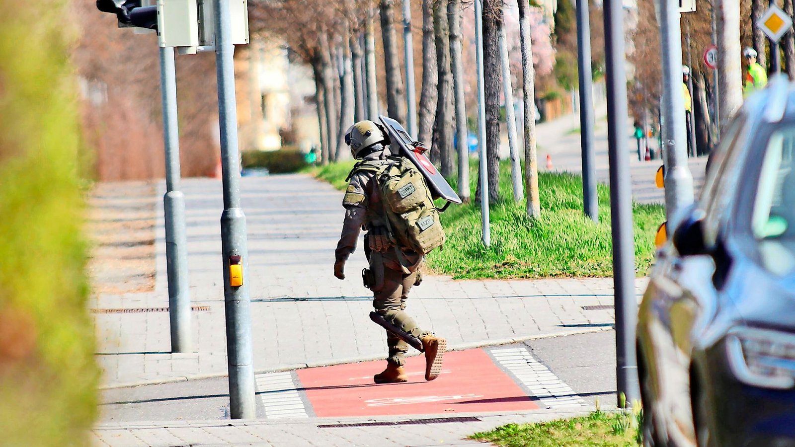 Ein SEK-Beamter trägt am 22. März 2022 einen Schutzschild. Beim Schusswechsel mit dem mutmaßlichen Rechtsterroristen wurde ein solcher Schild vier Mal getroffen.Foto: 7aktuell.de/Kevin Lermer