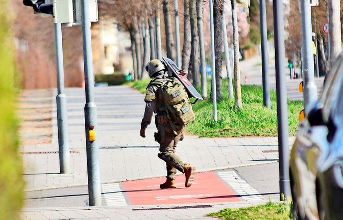 Ein SEK-Beamter trägt am 22. März 2022 einen Schutzschild. Beim Schusswechsel mit dem mutmaßlichen Rechtsterroristen wurde ein solcher Schild vier Mal getroffen.<span class='image-autor'>Foto: 7aktuell.de/Kevin Lermer</span>