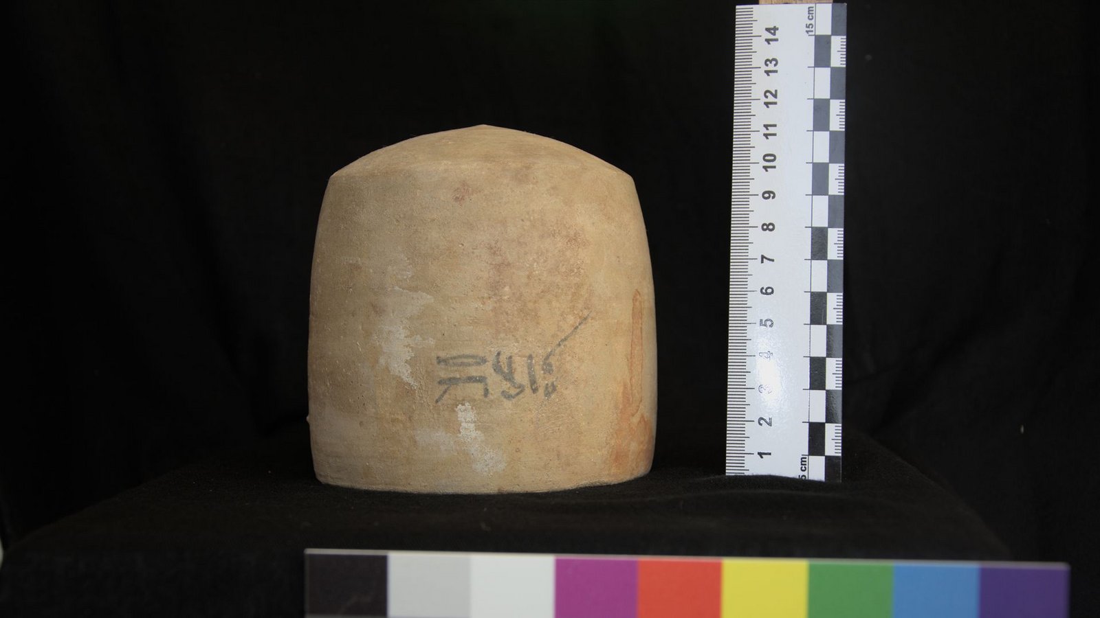 Ein Gefäß aus der Mumifizierungs-Werkstatt in Sakkara wird für die wissenschaftliche Dokumentation fotografiert. Dazu wurde es auf die Öffnung gestellt. Die Hieroglyphen bedeuten „Auf den Kopf zu geben“ und verraten den Forscherinnen und Forschern, wofür die Substanzen aus diesem Gefäß verwendet wurden.Foto: Saqqara Saite Tombs Project, Universität Tübingen. Fotograf: M. Abdelghaffar Ein Gefäß aus der Mumifizierungs-Werkstatt in Sakkara wird für die wissenschaftliche Dokumentation fotografiert. Dazu wurde es auf die Öffnung gestellt. Die Hieroglyphen bedeuten „Auf den Kopf zu geben“ und verraten den Forscherinnen und Forschern, wofür die Substanzen aus diesem Gefäß verwendet wurden.Foto: Saqqara Saite Tombs Project, Universität Tübingen. Fotograf: M. Abdelghaffar