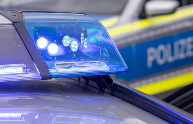 Die Polizei geht von einer Straftat aus. (Symbolbild)<span class='image-autor'>Foto: Daniel Karmann/dpa</span>