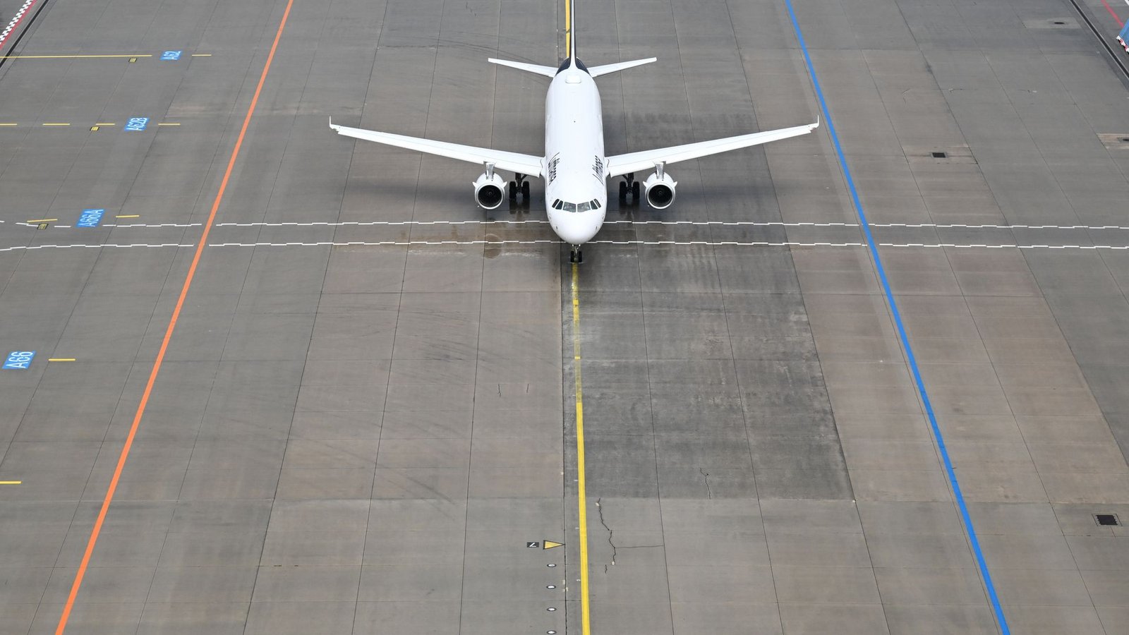 Das Flugzeug stand mehr als eine Stunde nach dem ursprünglich geplanten Abflug noch auf dem Vorfeld des Flughafens. (Symbolbild)Foto: Arne Dedert/dpa Das Flugzeug stand mehr als eine Stunde nach dem ursprünglich geplanten Abflug noch auf dem Vorfeld des Flughafens. (Symbolbild)Foto: Arne Dedert/dpa