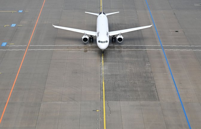 Das Flugzeug stand mehr als eine Stunde nach dem ursprünglich geplanten Abflug noch auf dem Vorfeld des Flughafens. (Symbolbild)<span class='image-autor'>Foto: Arne Dedert/dpa</span>