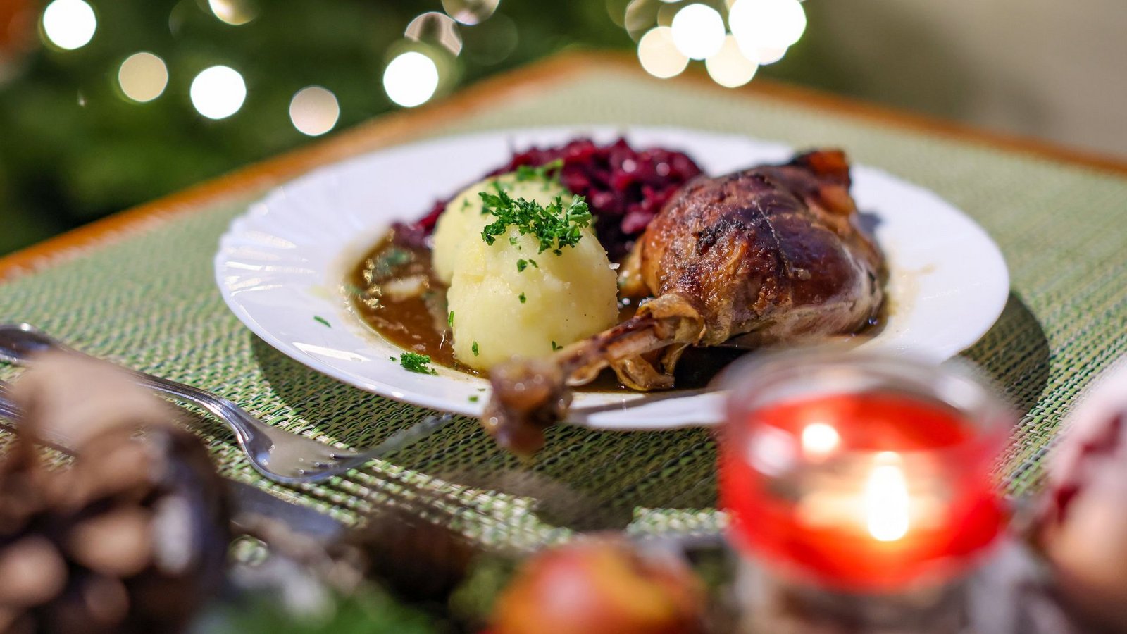 So kennen und lieben ihn die Deutschen: Gänsebraten – hier eine Keule – mit Knödel und Rotkraut.Foto: dpa/Jan Woitas So kennen und lieben ihn die Deutschen: Gänsebraten – hier eine Keule – mit Knödel und Rotkraut.Foto: dpa/Jan Woitas