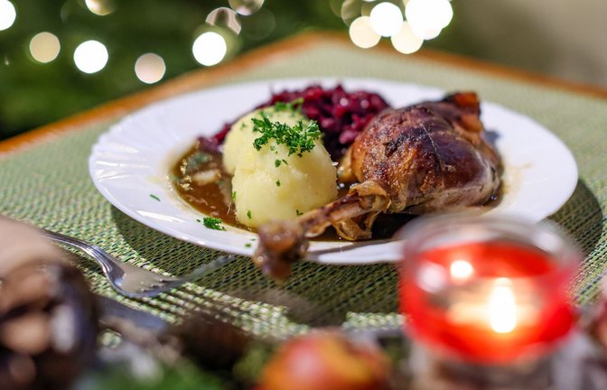 So kennen und lieben ihn die Deutschen: Gänsebraten – hier eine Keule – mit Knödel und Rotkraut.<span class='image-autor'>Foto: dpa/Jan Woitas</span>