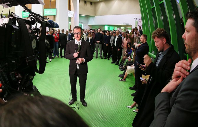 Grünen-Spitzenkandidat Cem Özdemir bei einem Fernsehinterview kurz nach Schließung der Wahllokale am Sonntagabend.<span class='image-autor'>Foto: imago/dts Nachrichtenagentur</span>