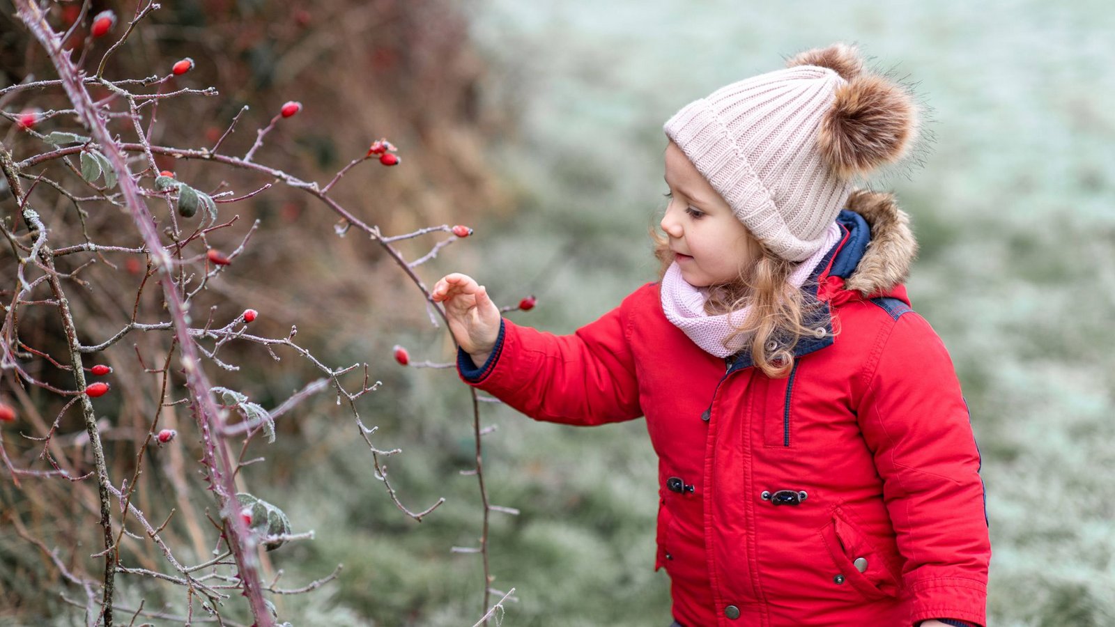 Kinder finden auch im Winter draußen vieles, womit sie sich beschäftigen können – Eltern können sie dabei unterstützen.Foto: IMAGO/Cavan Images