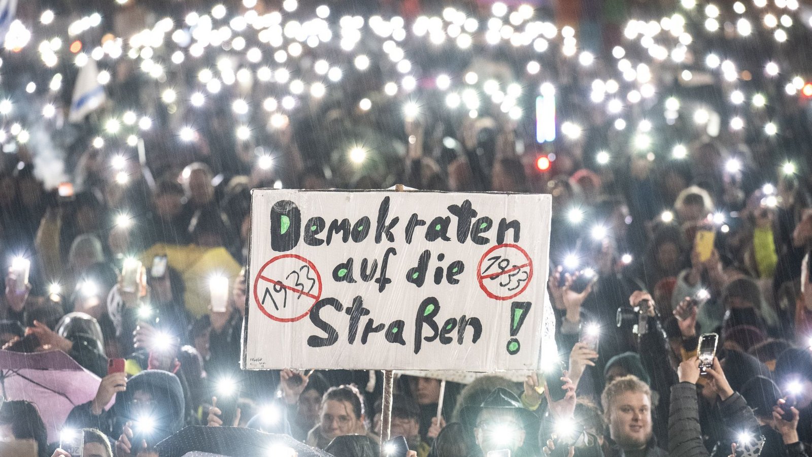 Das Bewusstsein für den Ernst der Stunde nimmt zu. Hier eine Demonstration in DarmstadtFoto: dpa/Boris Roessler