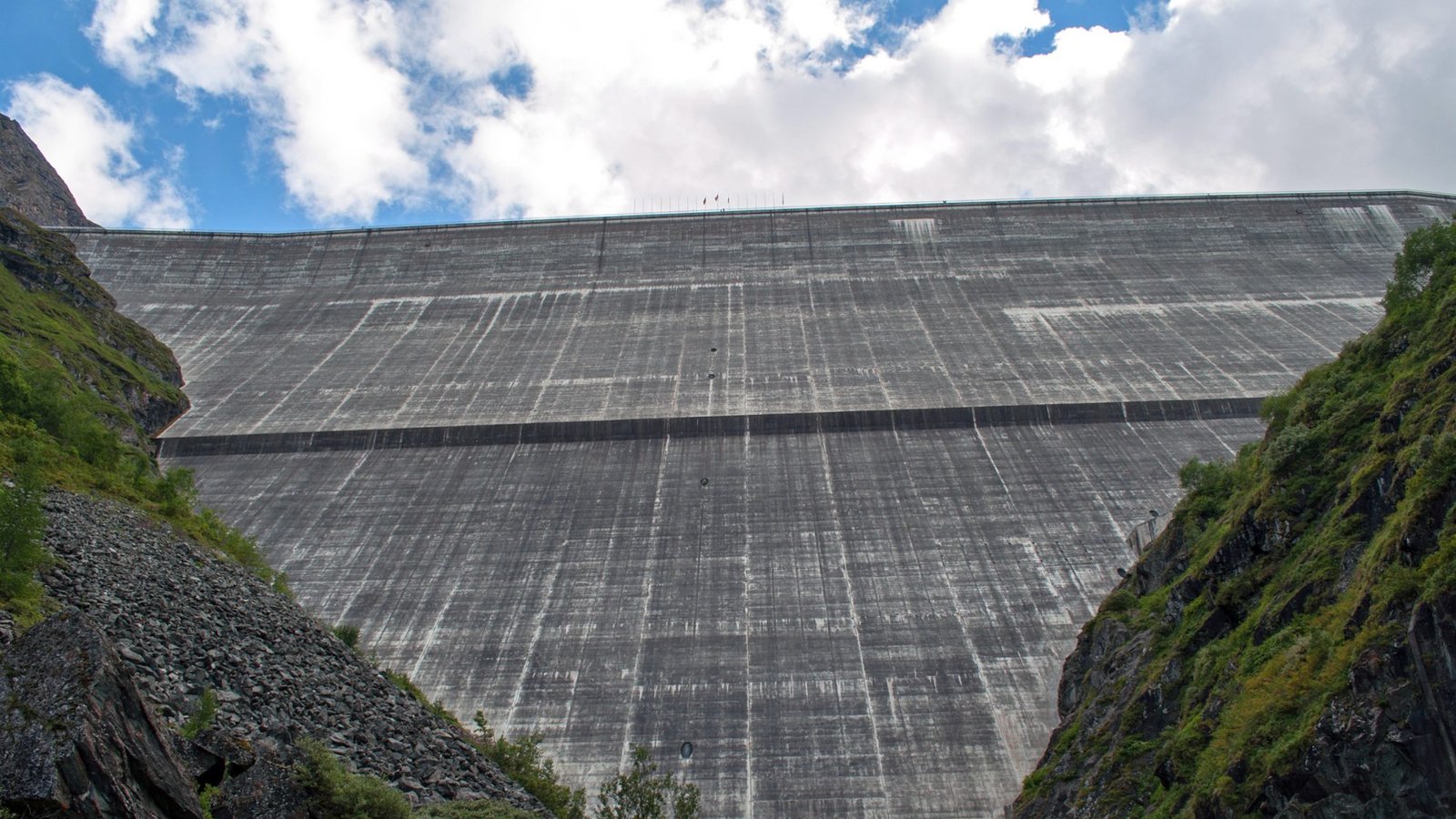 Die Staumauer Grande Dixence an der Dixence staut den See auf das Stauziel von 2364 Meter auf.Foto: Imago/Depositphotos
