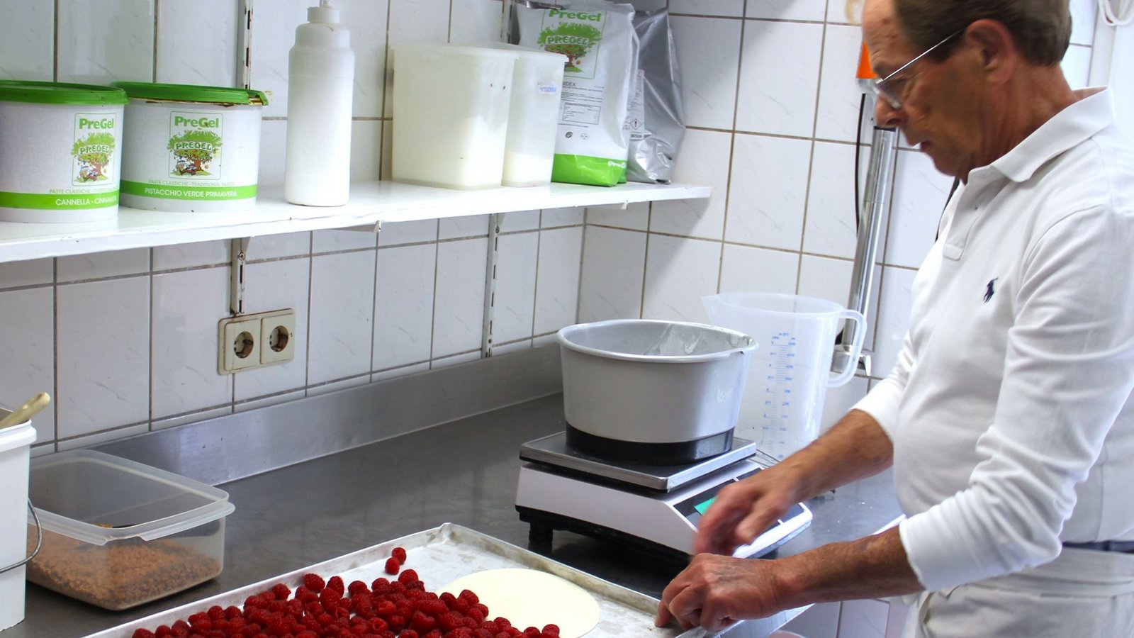 So fängt Himbeereis an. Herbert Schuhmacher püriert erst einmal die frischen Früchte.Foto: Fricker So fängt Himbeereis an. Herbert Schuhmacher püriert erst einmal die frischen Früchte.Foto: Fricker
