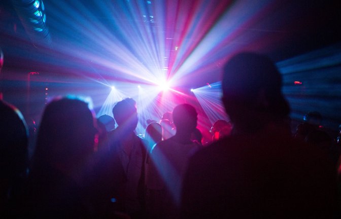 Der Disko-Betreiber sieht nun einem Ordnungswidrigkeitenverfahren entgegen. (Symbolbild)<span class='image-autor'>Foto: dpa/Sophia Kembowski</span>