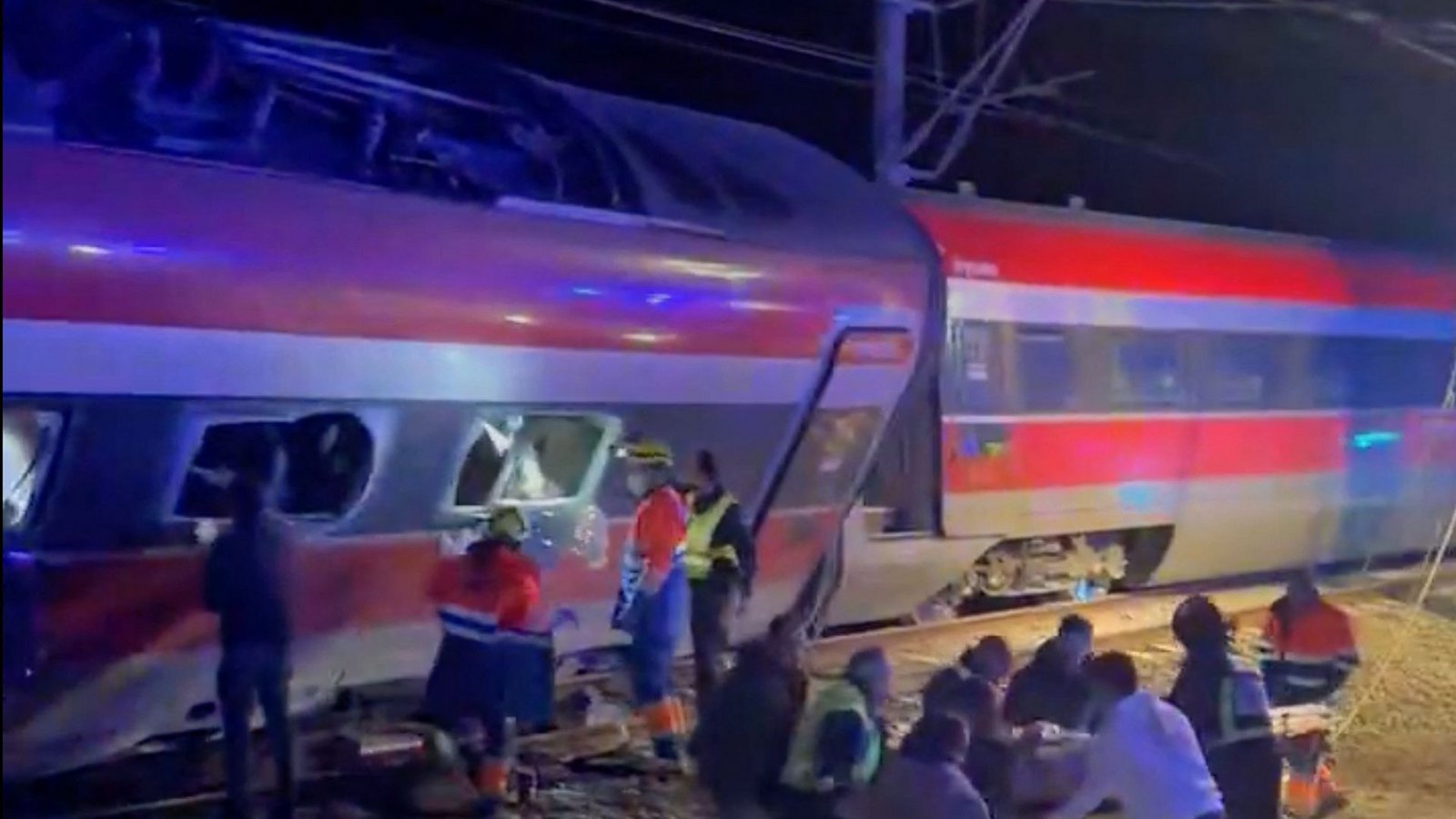 Retttungsarbeiten nach der Bahnkatastrophe in Andalusien.Foto: AFP Retttungsarbeiten nach der Bahnkatastrophe in Andalusien.Foto: AFP