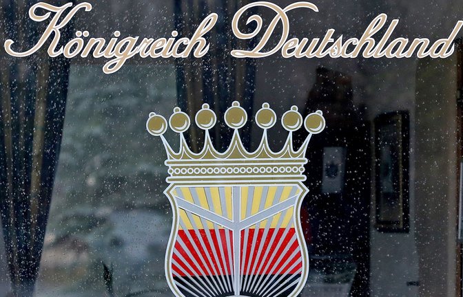 Das Logo des „Königreich Deutschland“ prangt am Fenster eines Pförtnerhauses.<span class='image-autor'>Foto: dpa//Jan Woitas</span>