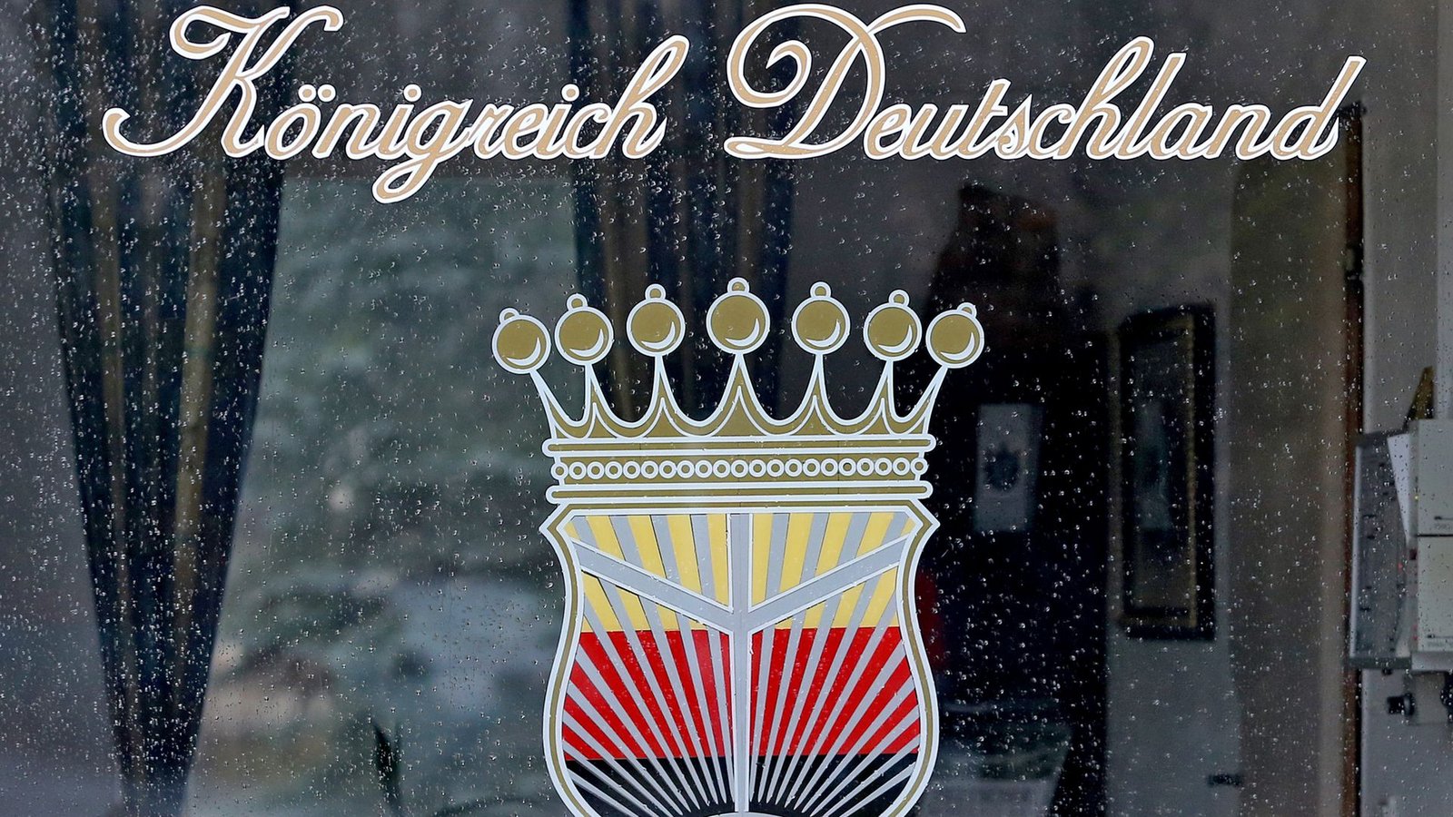 Das Logo des „Königreich Deutschland“ prangt am Fenster eines Pförtnerhauses.Foto: dpa//Jan Woitas Das Logo des „Königreich Deutschland“ prangt am Fenster eines Pförtnerhauses.Foto: dpa//Jan Woitas