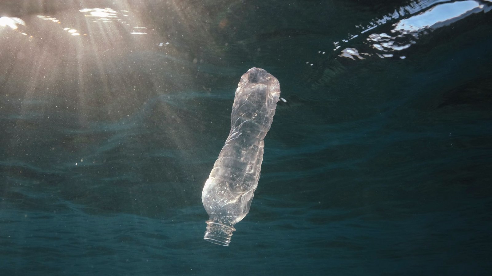 Eine Flasche treibt im Meer - wie hier vor Ägypten.Foto: Andrey Nekrasov/ZUMA Press Wire/dpa