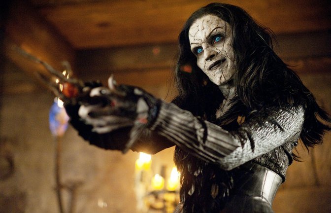 Die mächtige dunkle Hexe Muriel (Famke Janssen) greift die Stadt mit ihrer Armee an.<span class='image-autor'>Foto: RTL / © 2013 Paramount Pictures</span>