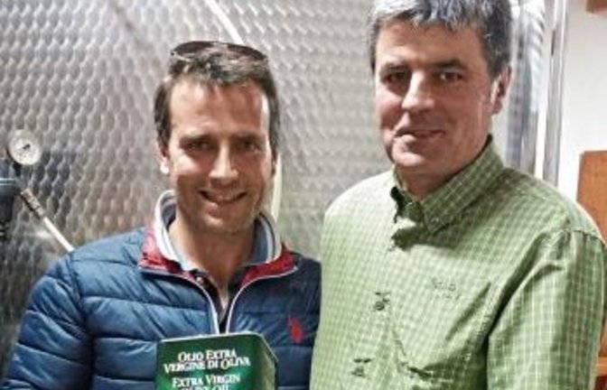 Jürgen Krauth (r.) betreibt die Ölmühle. Foto: p
