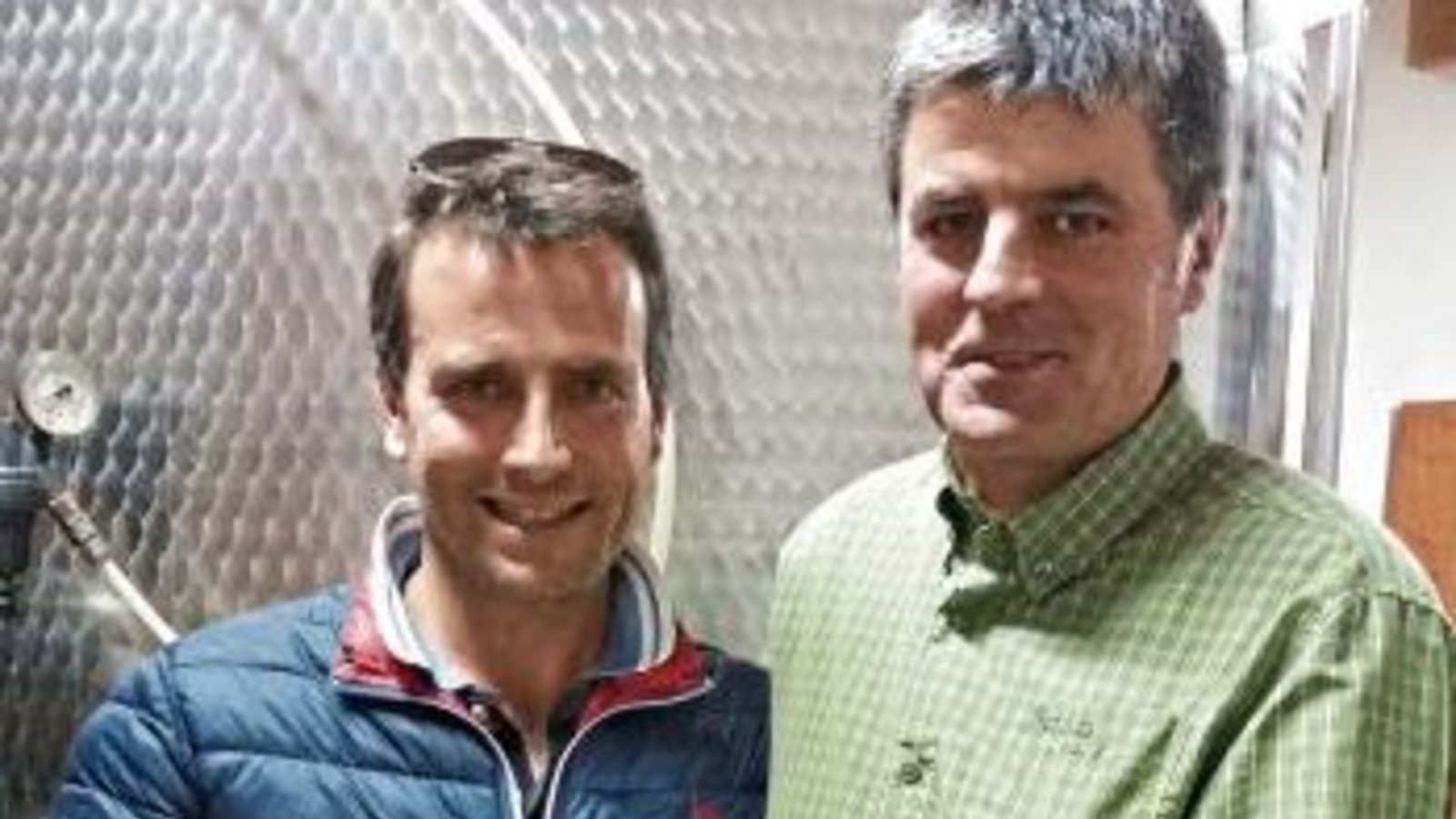 Jürgen Krauth (r.) betreibt die Ölmühle. Foto: p Jürgen Krauth (r.) betreibt die Ölmühle. Foto: p