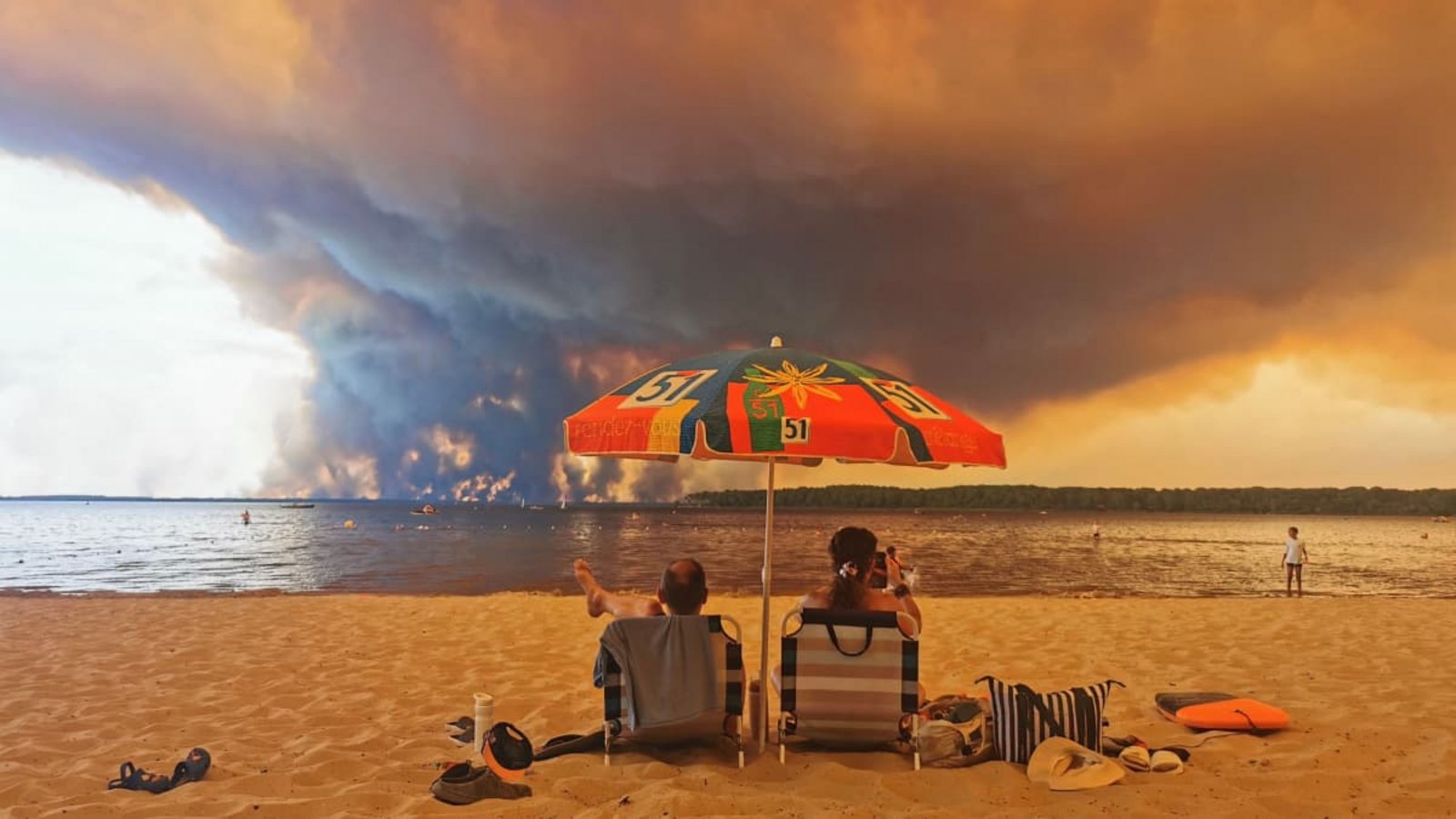 Ikonische Aufnahme in Südfrankreich: Während die Feuer toben, sitzen Touristen am Strand. Verdrändung ist in der Psychologie eine mächtige Kraft – und in der Politik.MAXIMILIEN LAMY/afp Ikonische Aufnahme in Südfrankreich: Während die Feuer toben, sitzen Touristen am Strand. Verdrändung ist in der Psychologie eine mächtige Kraft – und in der Politik.MAXIMILIEN LAMY/afp